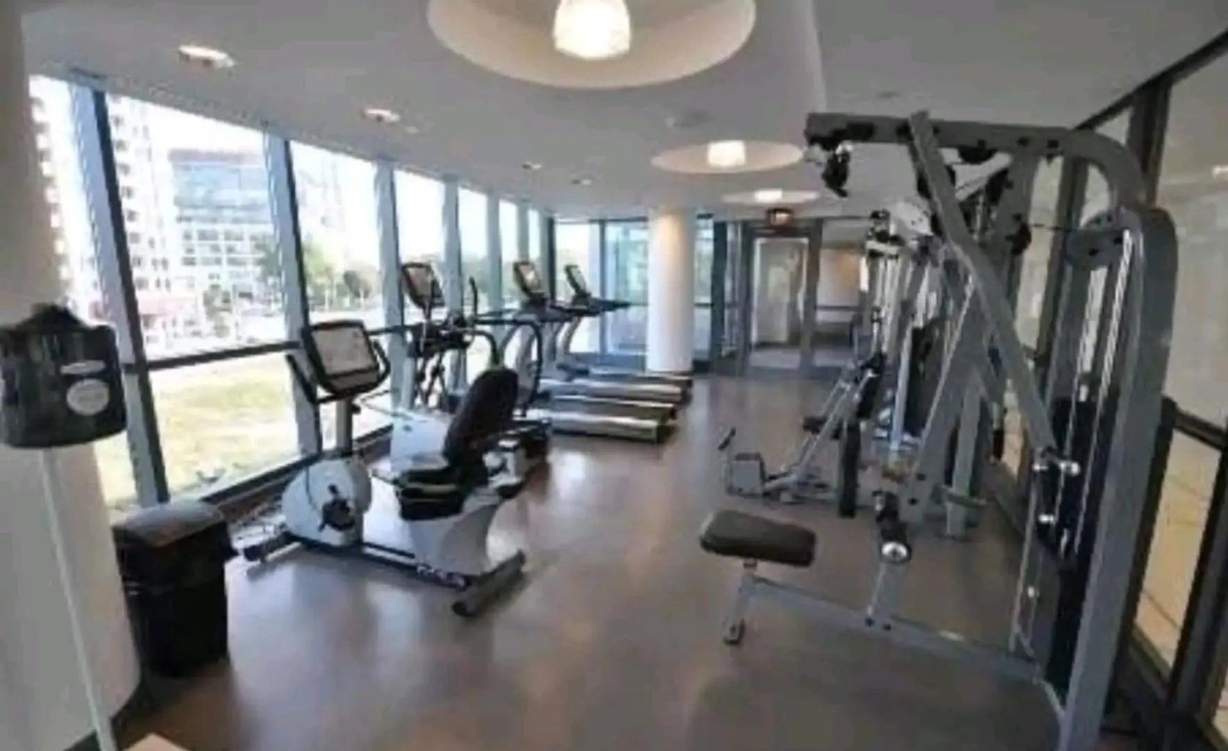 Cn Tower View With Free Parking, Pool, Gym, Free Skating, And More Toronto Apartment