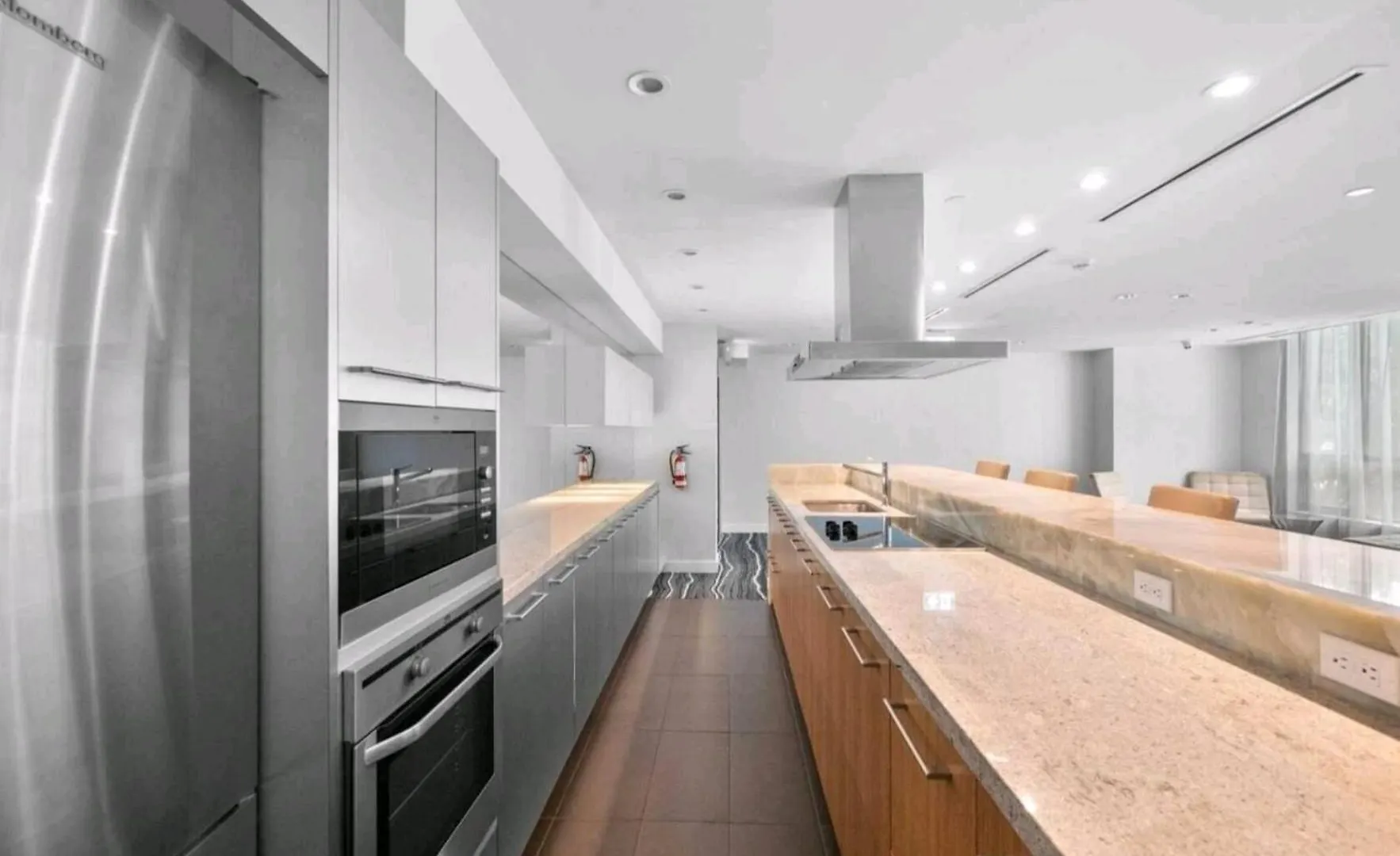 Cn Tower View With Free Parking, Pool, Gym, Free Skating, And More Toronto Apartment