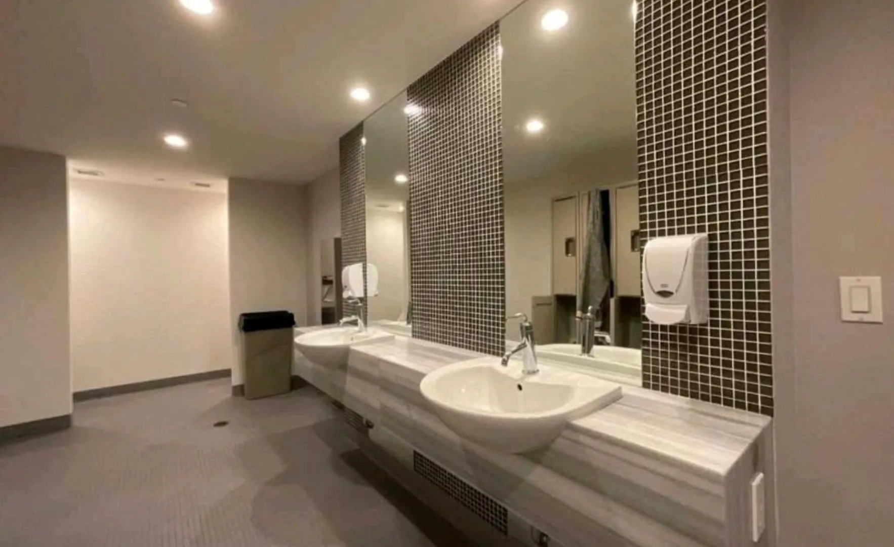 Cn Tower View With Free Parking, Pool, Gym, Free Skating, And More Toronto Apartment