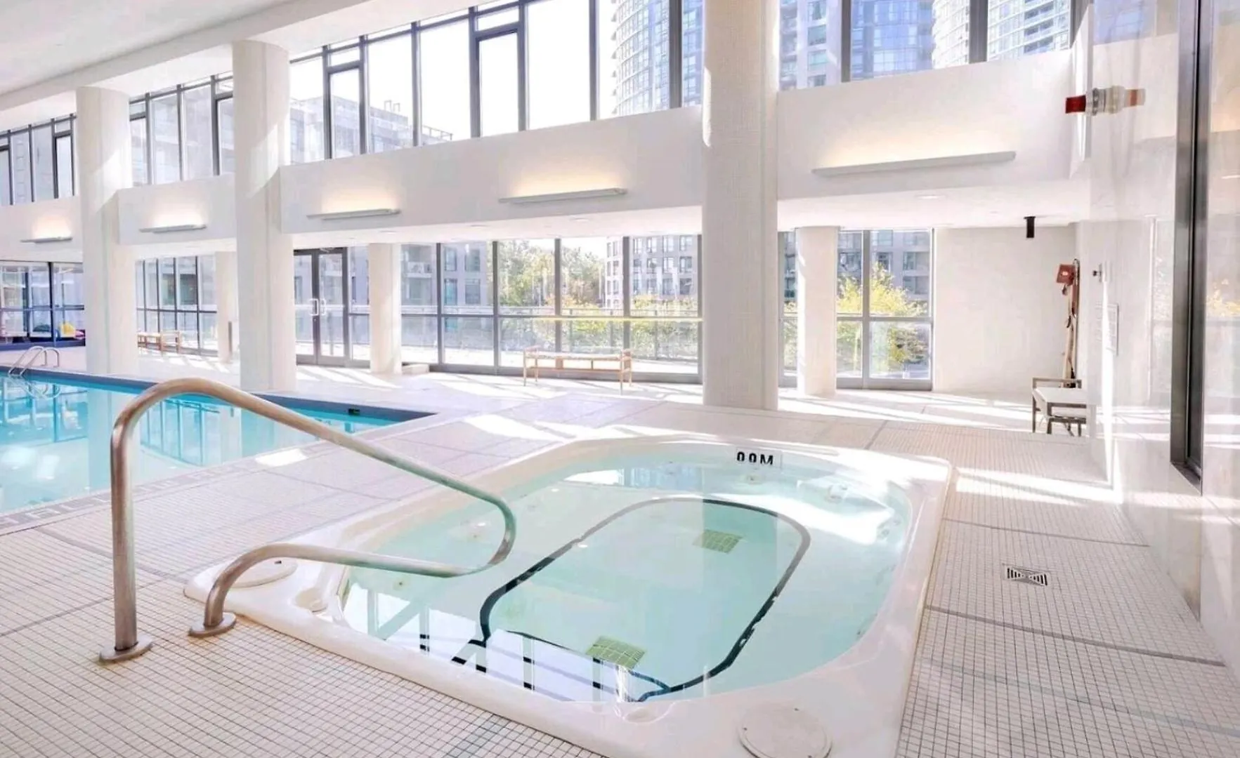 Cn Tower View With Free Parking, Pool, Gym, Free Skating, And More Toronto
