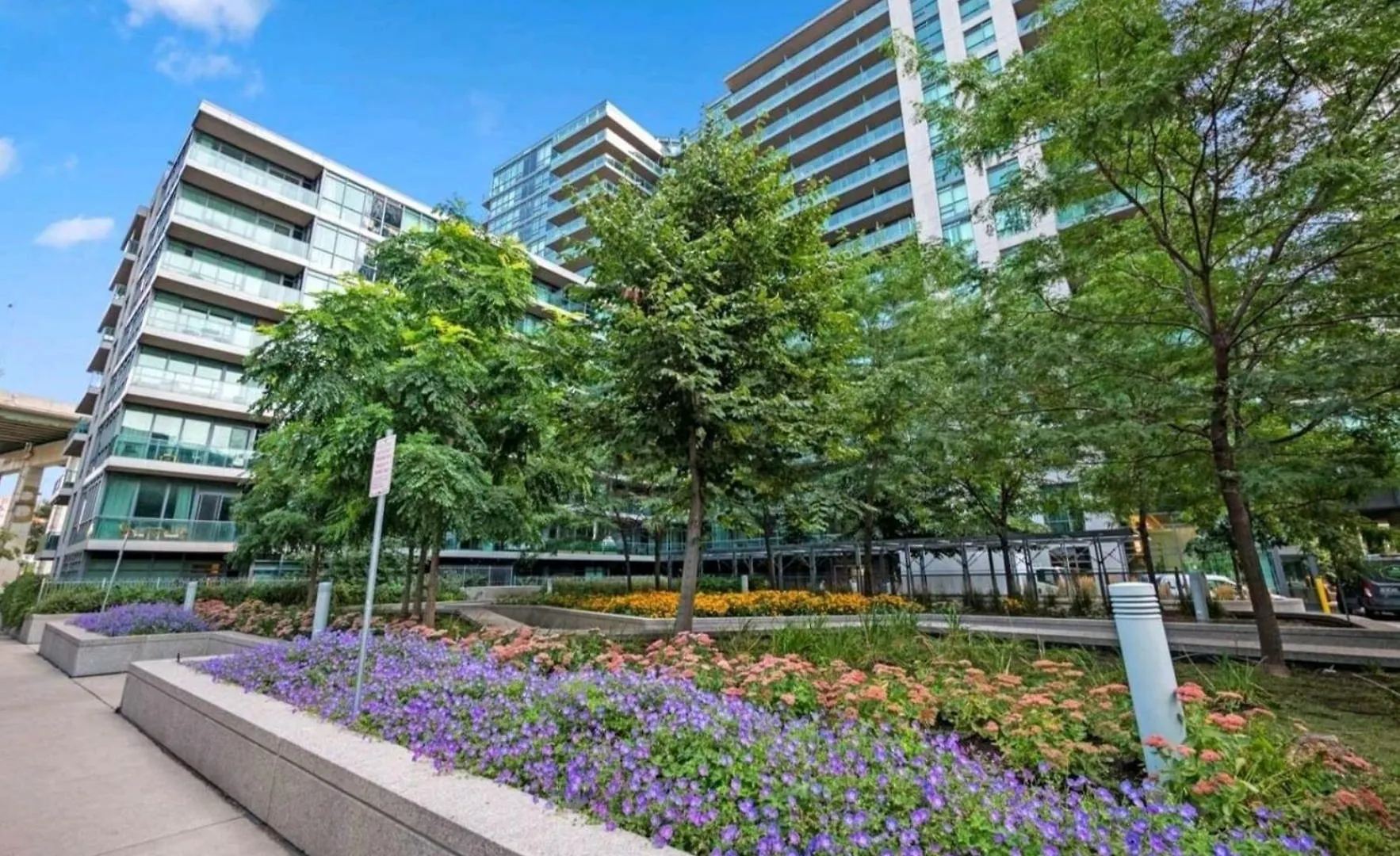Apartment Cn Tower View With Free Parking, Pool, Gym, Free Skating, And More Toronto