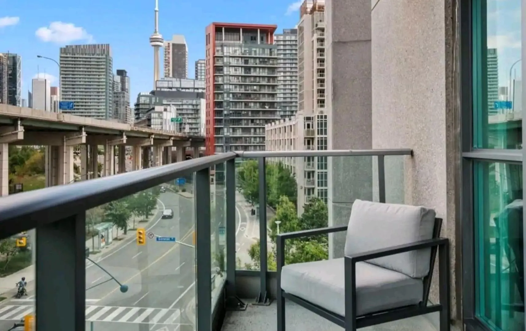 Cn Tower View With Free Parking, Pool, Gym, Free Skating, And More トロント