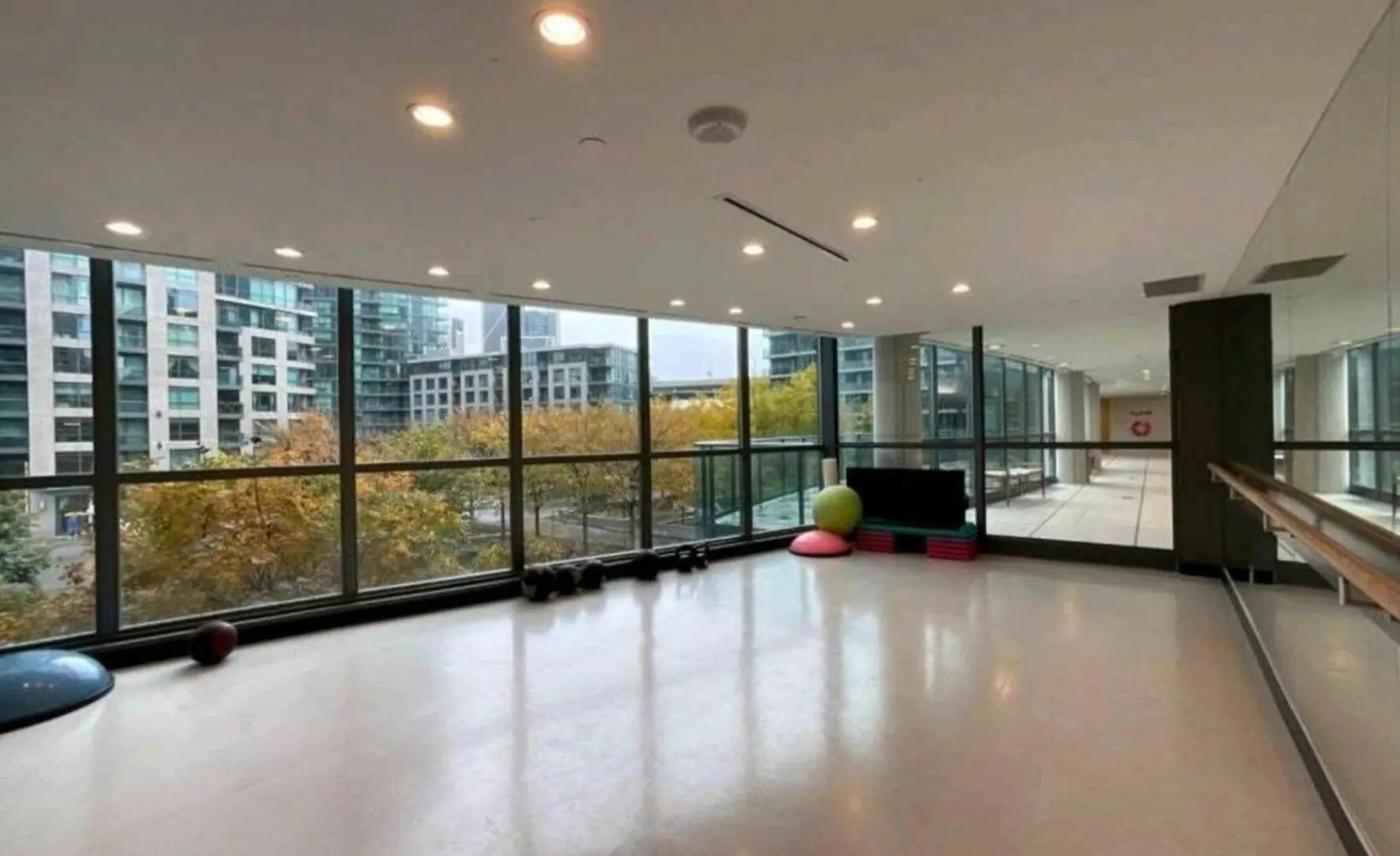 Cn Tower View With Free Parking, Pool, Gym, Free Skating, And More トロント アパート